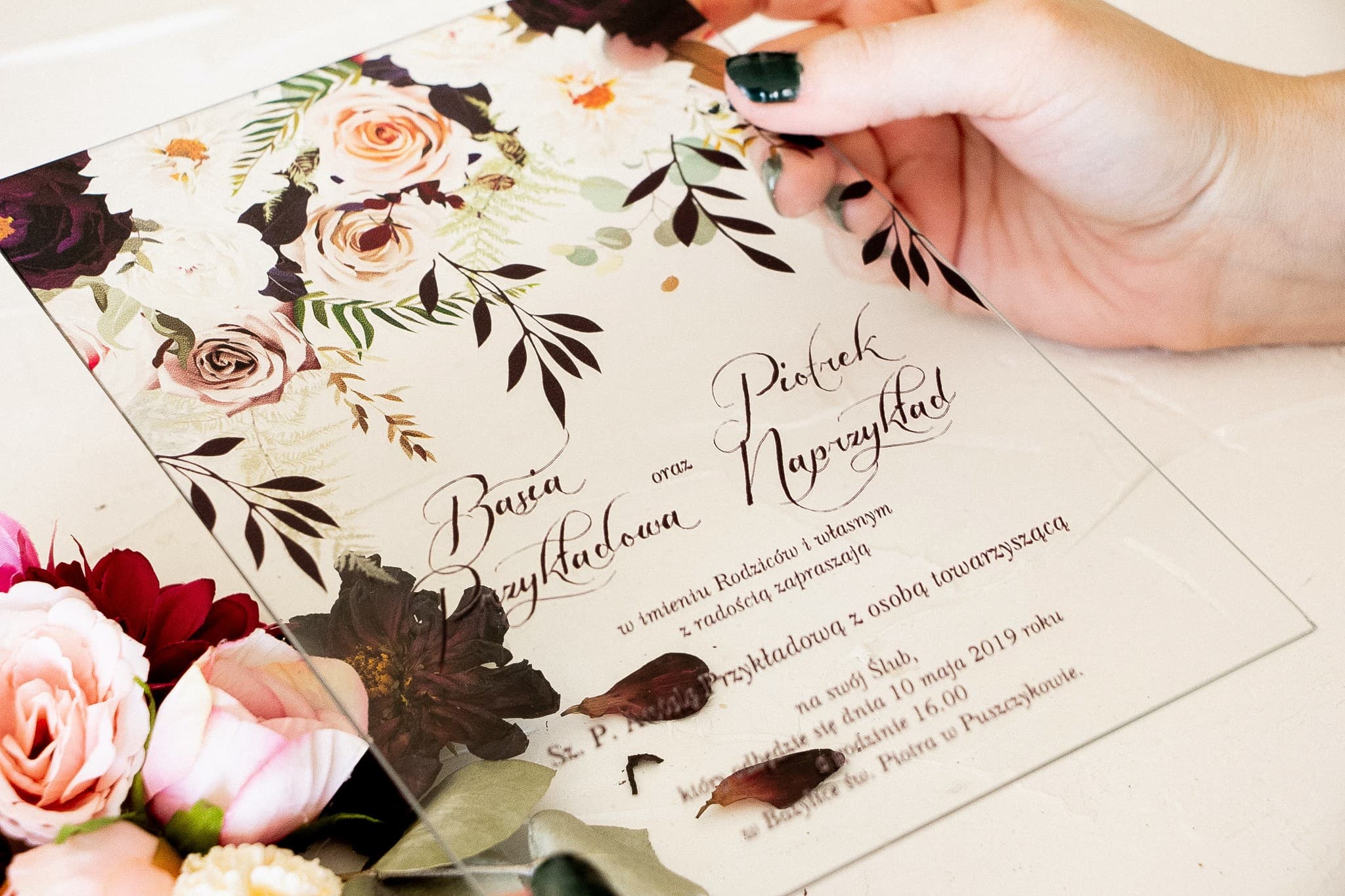Invitaciones de boda otoñales en cristal con impresión de dalias y rosas pastel