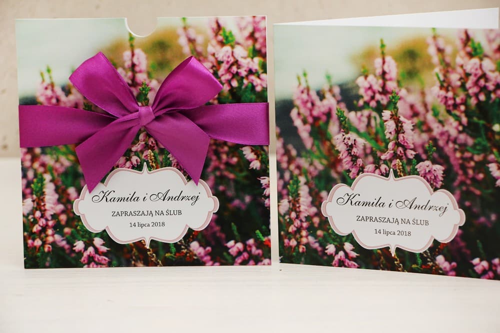 Detalle de invitación de boda elegante con motivo de brezos Felicja n.º 1