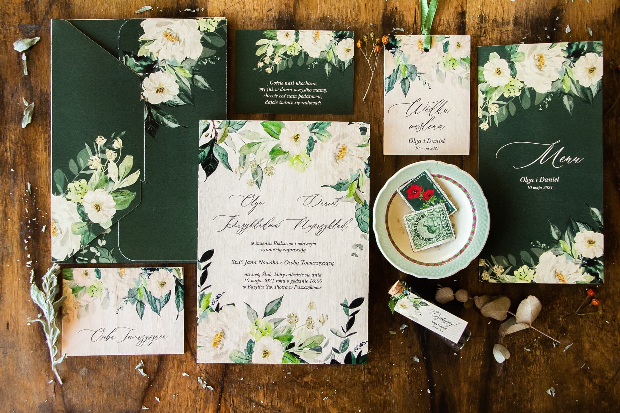 Invitaciones de boda rústicas en madera con estuche verde y diseño floral blanco