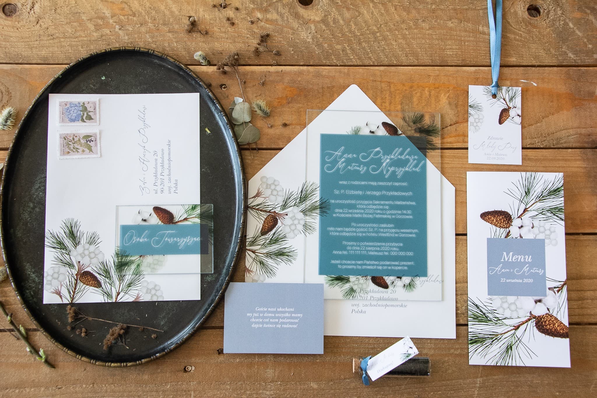 Invitación de boda elegante en vidrio con diseño invernal de ramas y algodón