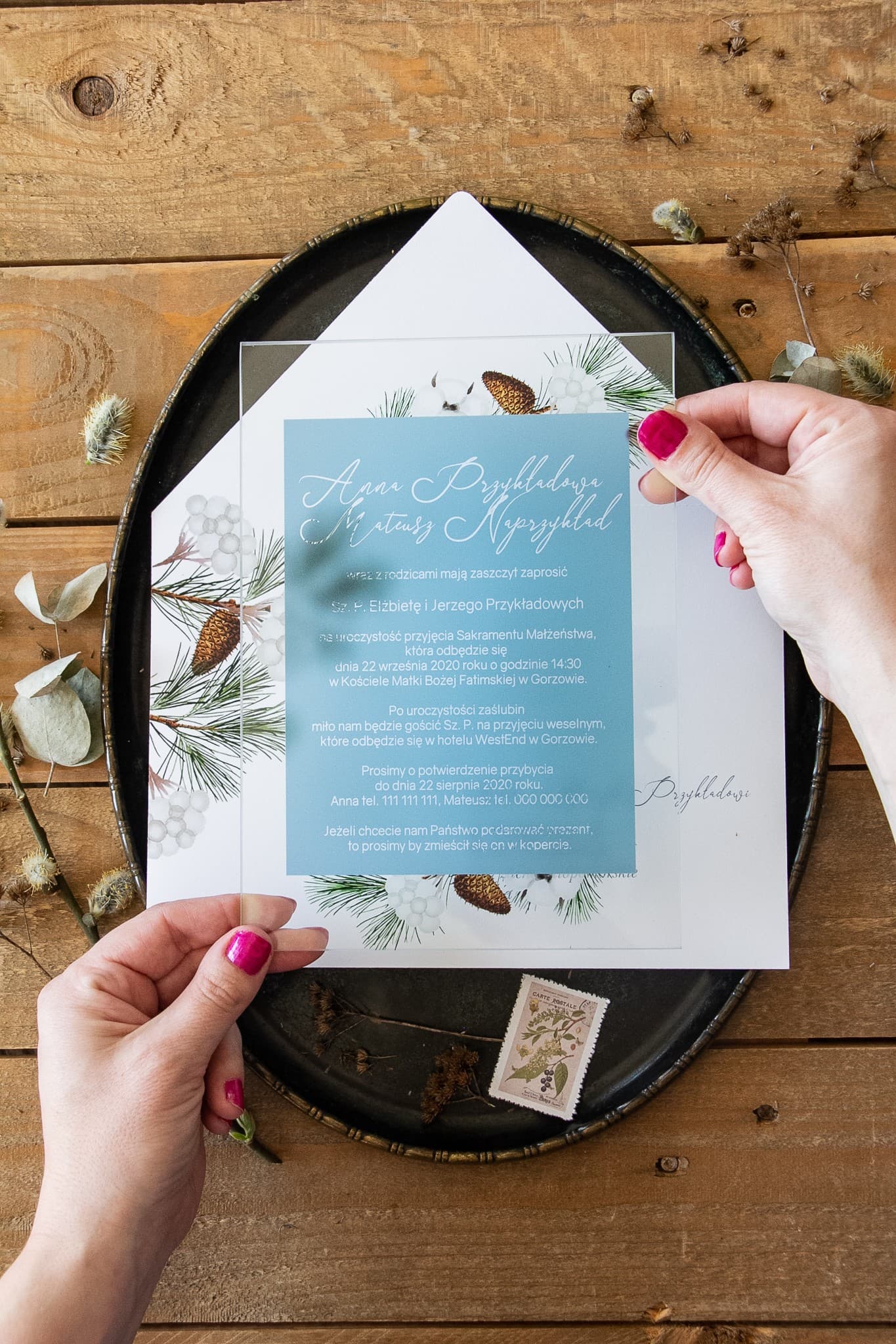 Detalle de invitación de boda en vidrio con motivo de pino de la colección Korani