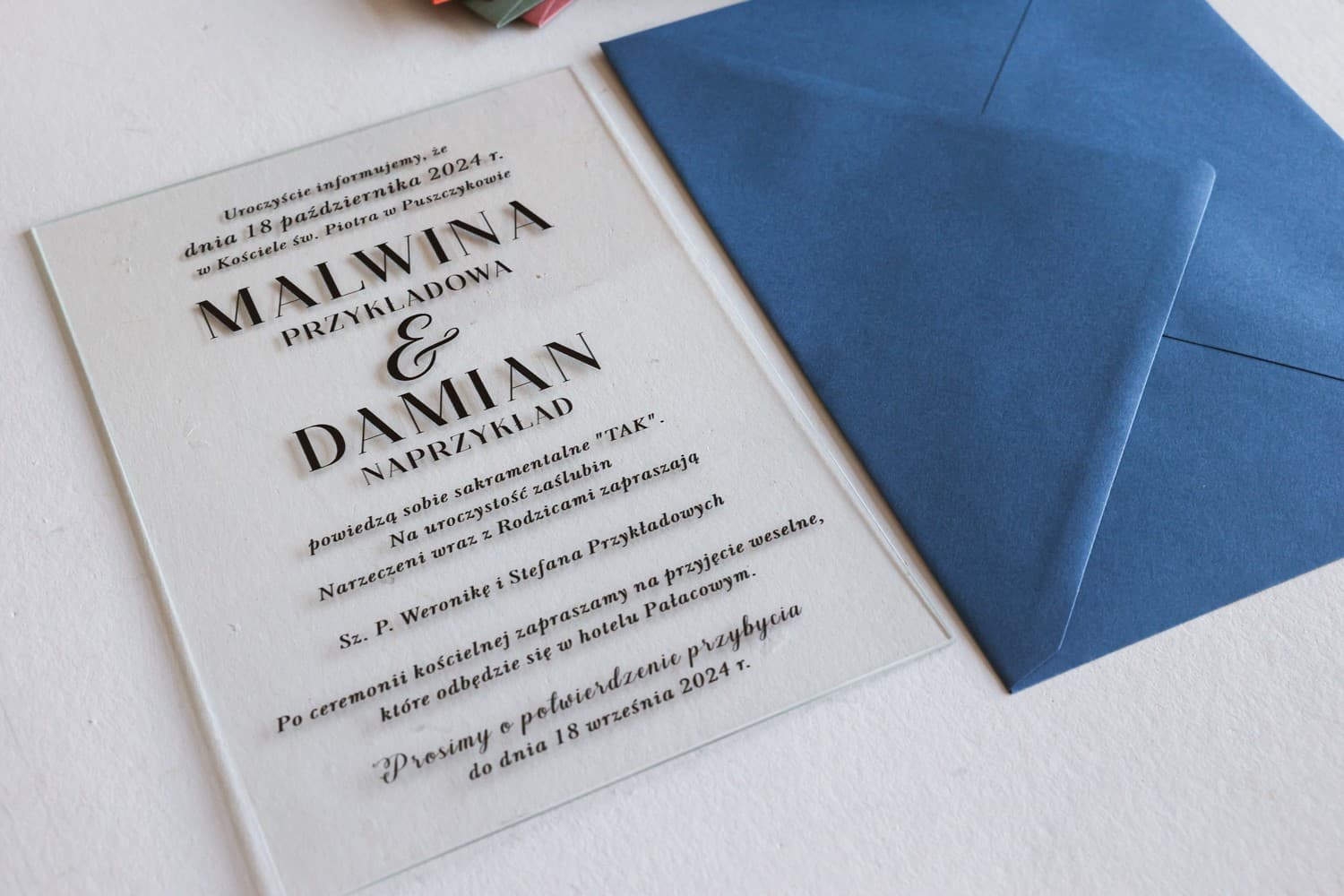 Invitaciones modernas para boda en vidrio Korani nº 24 con sobre azul Amelia Wedding