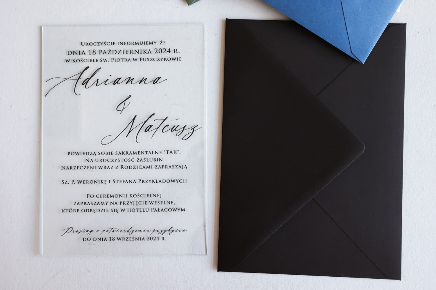 Invitaciones de boda minimalistas en vidrio con sobre negro Korani nº 26 Amelia Wedding