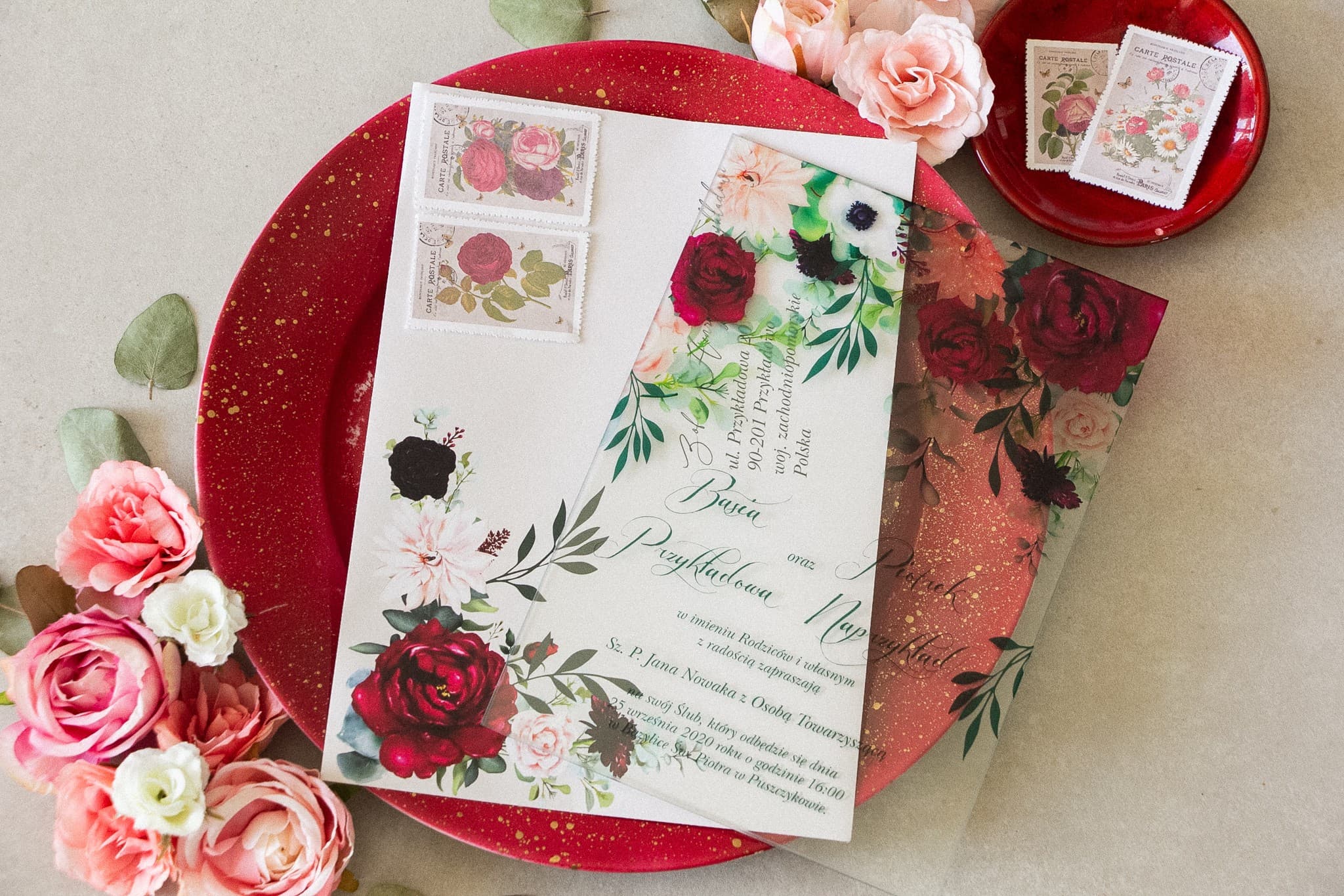 Elegantes invitaciones de vidrio con flores burdeos y diseño floral