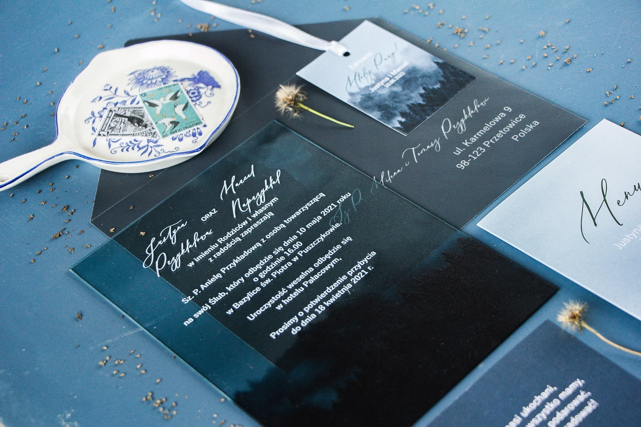 Invitaciones de boda en vidrio con diseño de bosque y letras blancas