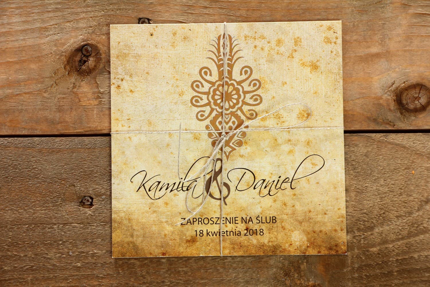 Invitaciones de boda tradicionales con motivo de parzenica estilo folk.