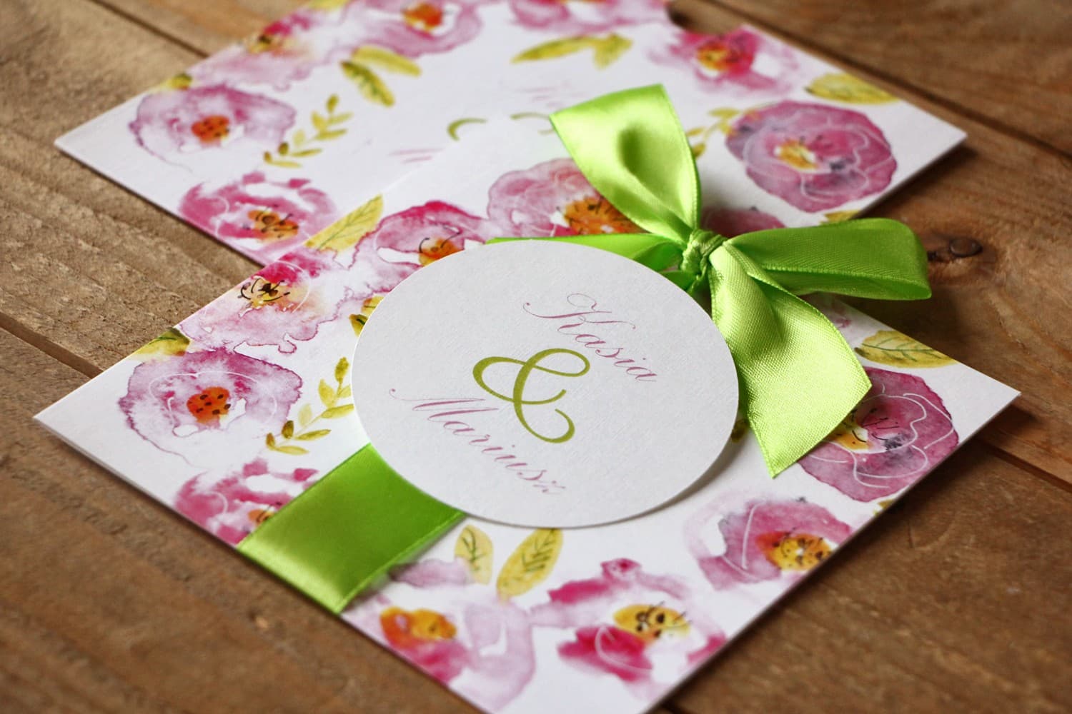 Invitaciones de boda en estuche con flores acuarela rosa-violeta – Flores Pintadas n.º 20