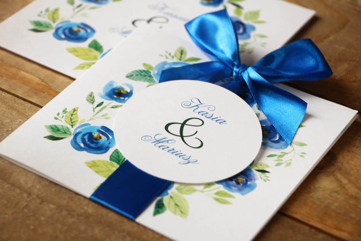 Invitaciones de boda rústicas con acianos en acuarela en estuche Flores Pintadas n.º 23