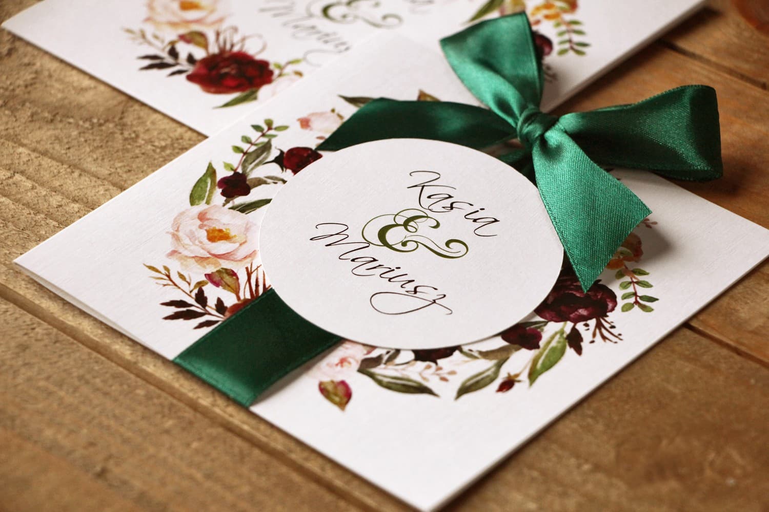 Invitaciones de boda cuadradas en estuche con peonías y lazo verde – Flores Pintadas nº 29