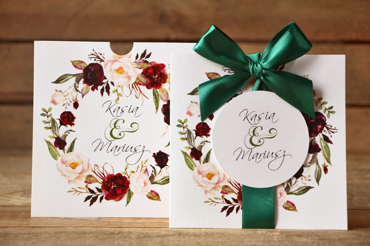 Detalle de invitación de boda con peonías y lazo verde elegante