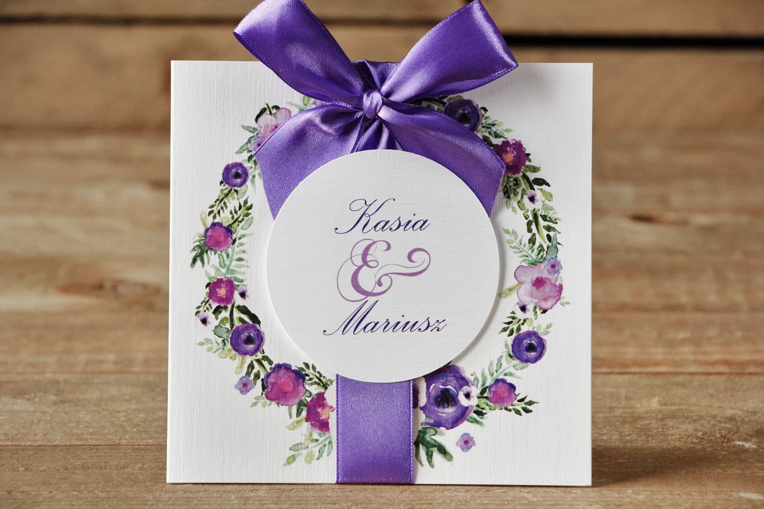 Invitaciones de boda en estuche con flores violetas y verde oscuro – Flores Pintadas nº 14