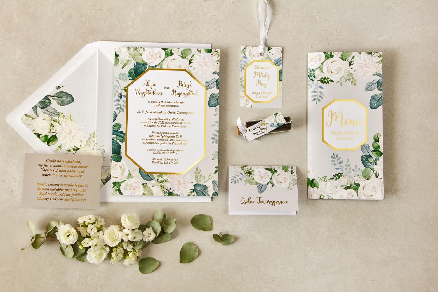 Detalle de invitación de boda gris con marco geométrico dorado