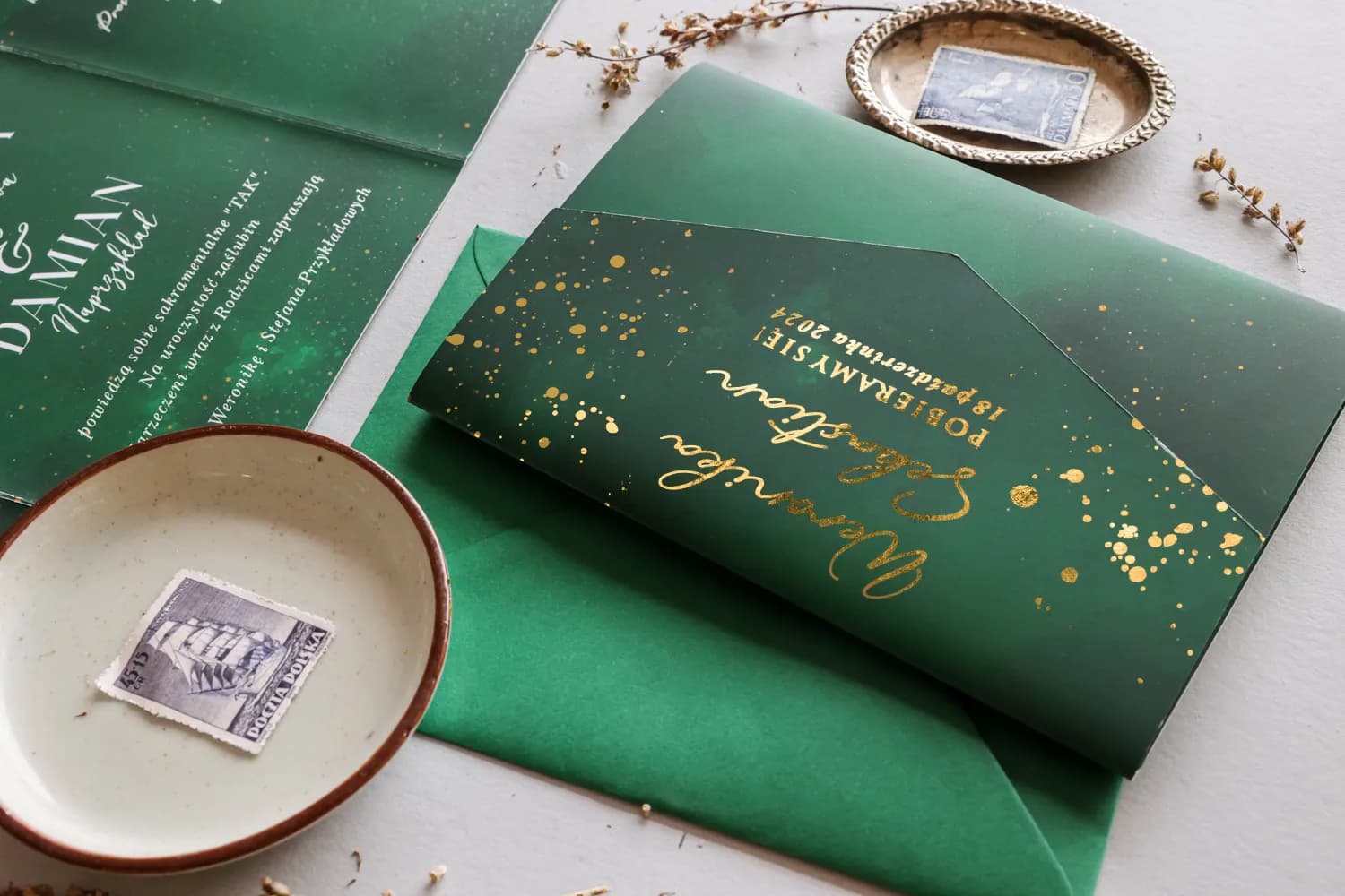 Invitaciones de boda modernas verde botella y oro Jadeit nº 9 Amelia Wedding