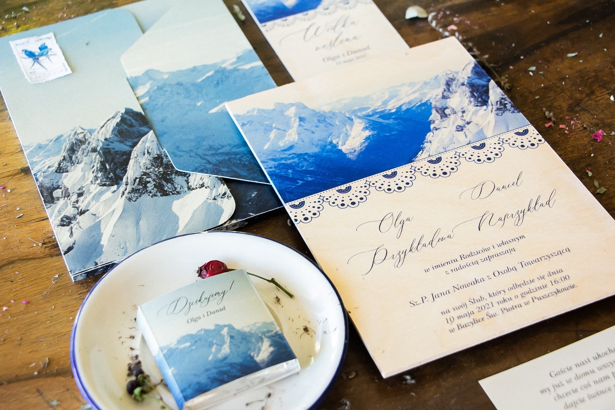 Invitaciones de boda de madera con motivo de montañas para bodas en la naturaleza