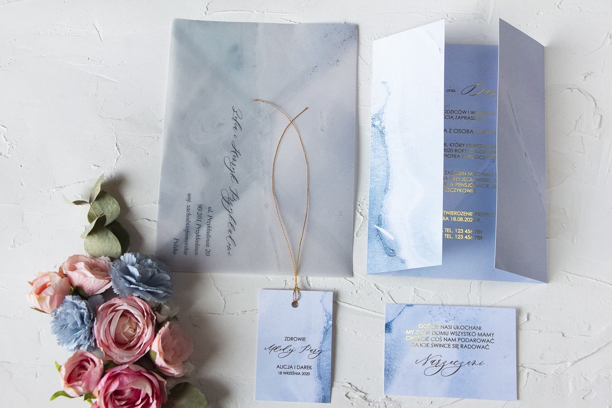 Invitación de boda con elegante motivo de mármol azul y sobre transparente.
