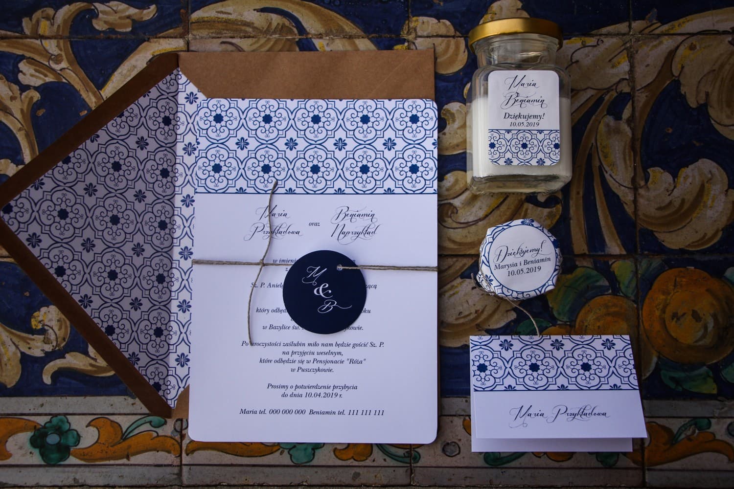 Invitaciones de boda rústicas con motivo de azulejos azules y accesorios de papelería