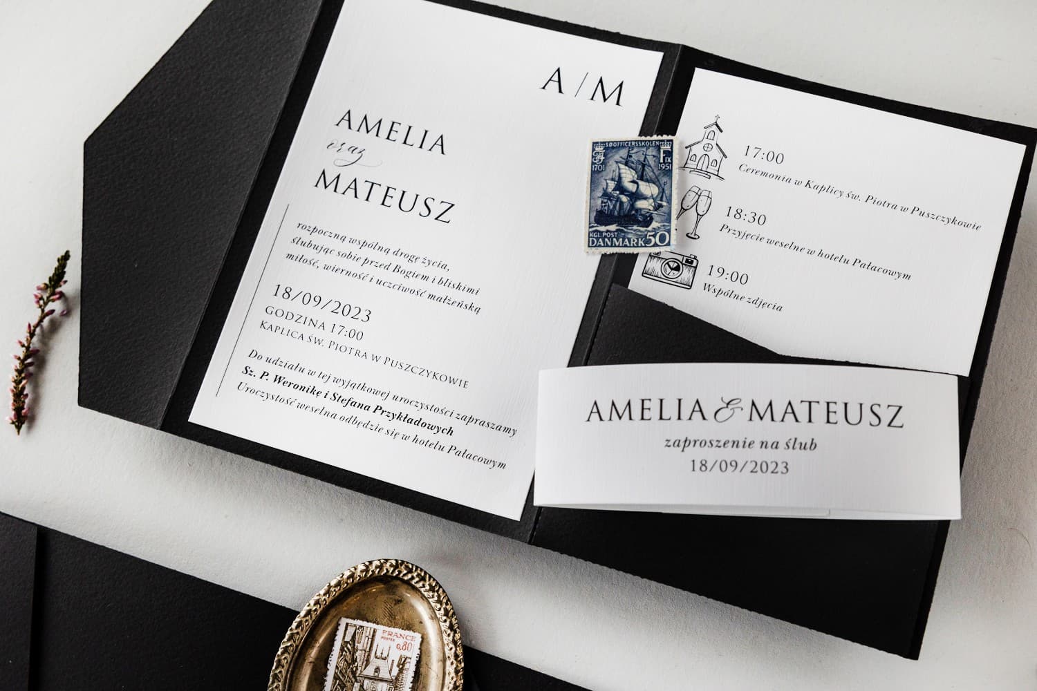 Set de invitación negra con faja de papel texturizado