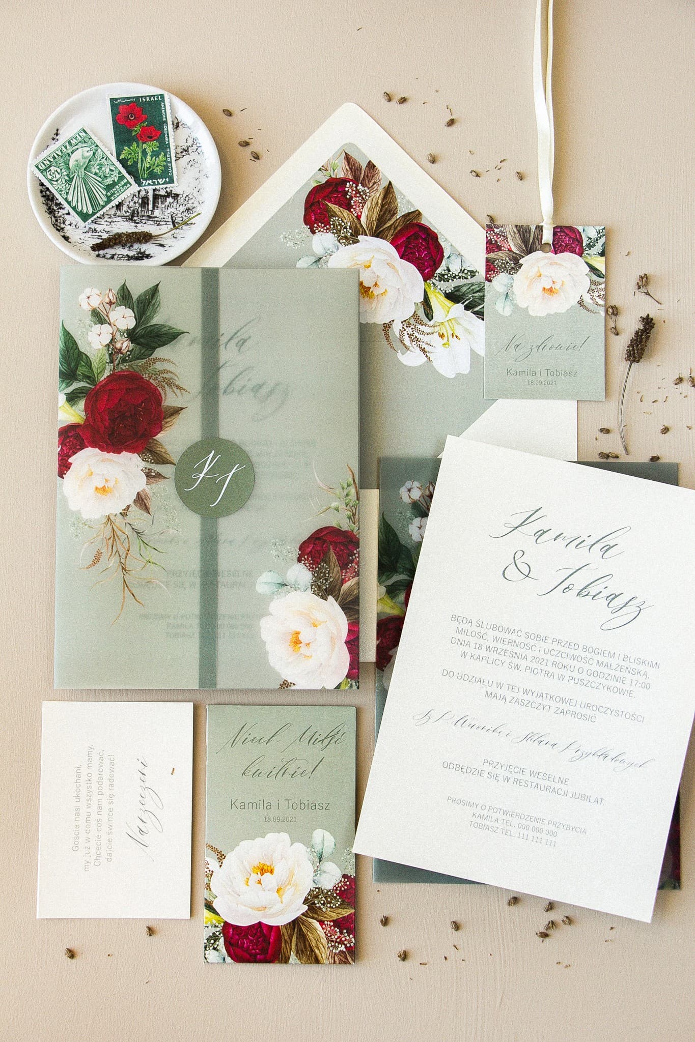 Invitaciones de boda con papel vegetal y peonía borgoña en papel perlado – Opal nº 9