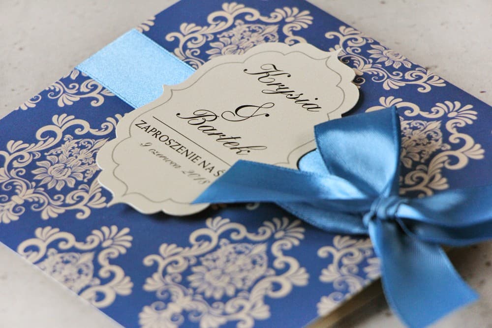 Invitación de boda perlada con lazo - Ornamento nº 2 - Diseño elegante en azul sobre papel perlado