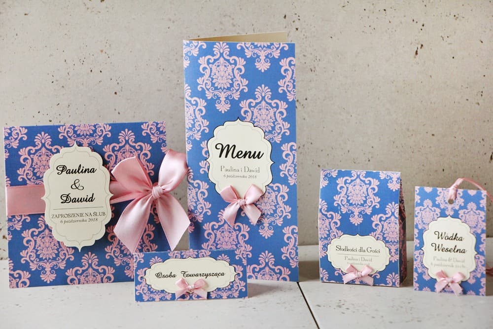 Invitación de boda con accesorios - Ornamento n.º 10 - Contraste rosa con fondo azul y ornamentos elegantes