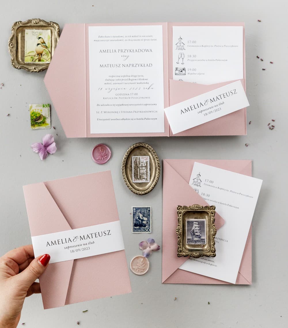 Invitaciones de boda rosas en estuche con bolsillo para tarjeta y faja