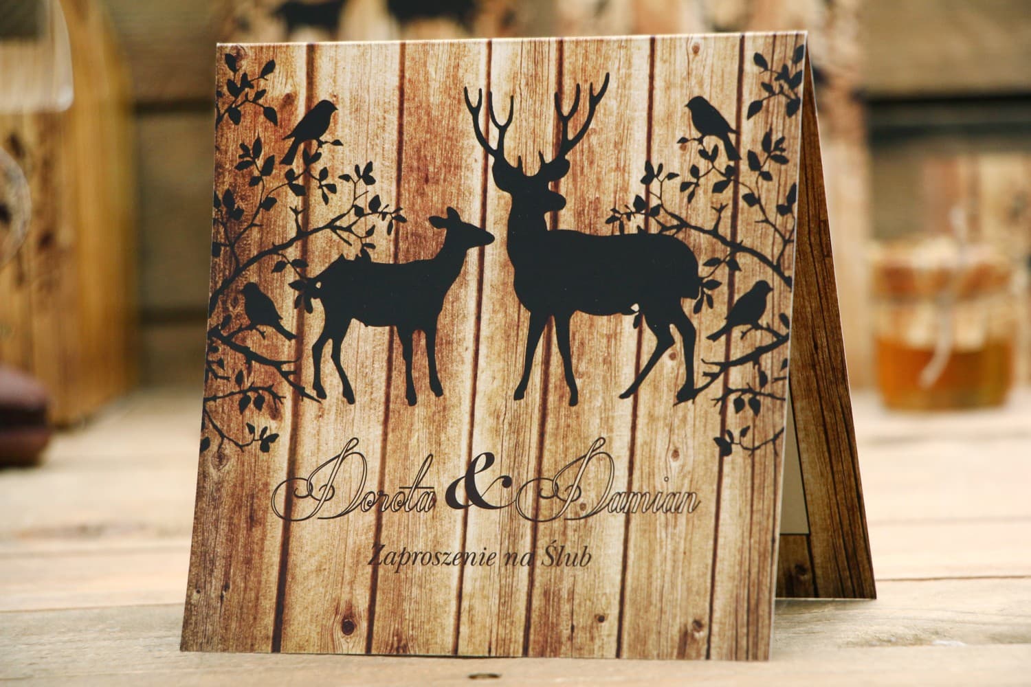 Invitaciones de boda rústicas con motivo de bosque y ciervos sobre fondo de madera – Rústico nº 3