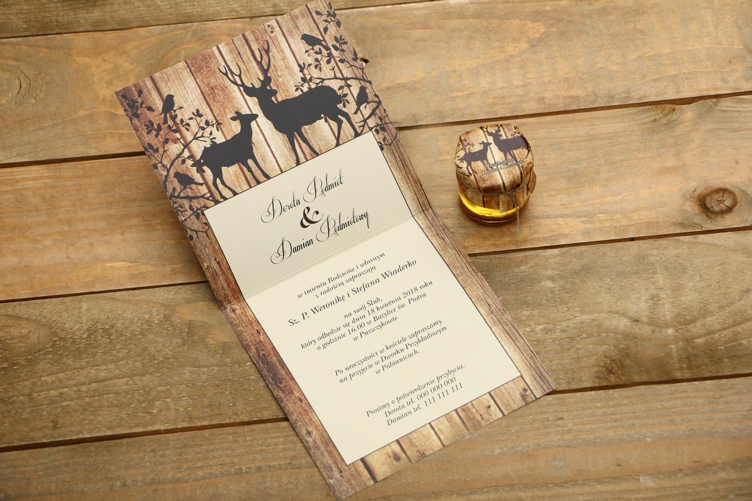 Interior de la invitación de boda rústica con motivo de bosque y madera