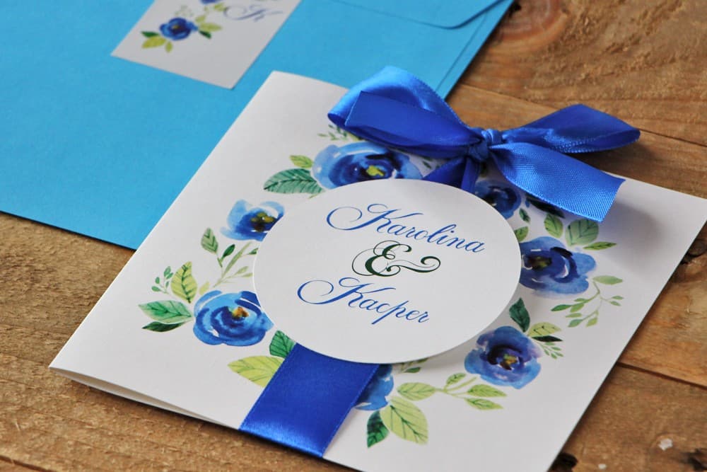 Invitaciones de Boda en Acuarela con Rosas Azules y Lazo en Sobre de Color – Acuarela 10