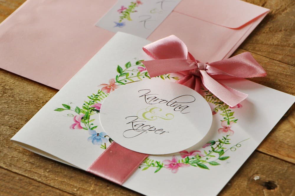 Elegante invitación de boda con lazo y sobre de color, diseño acuarela – Acuarelas n.º 4