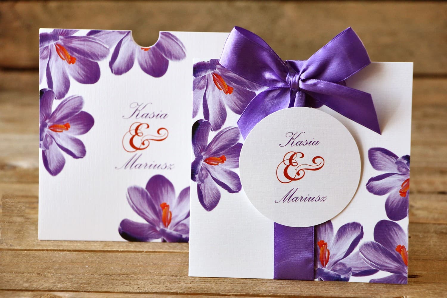 Invitaciones de boda en estuche - Flores Pintadas n.º 10 - Azafranes violetas - con lazo