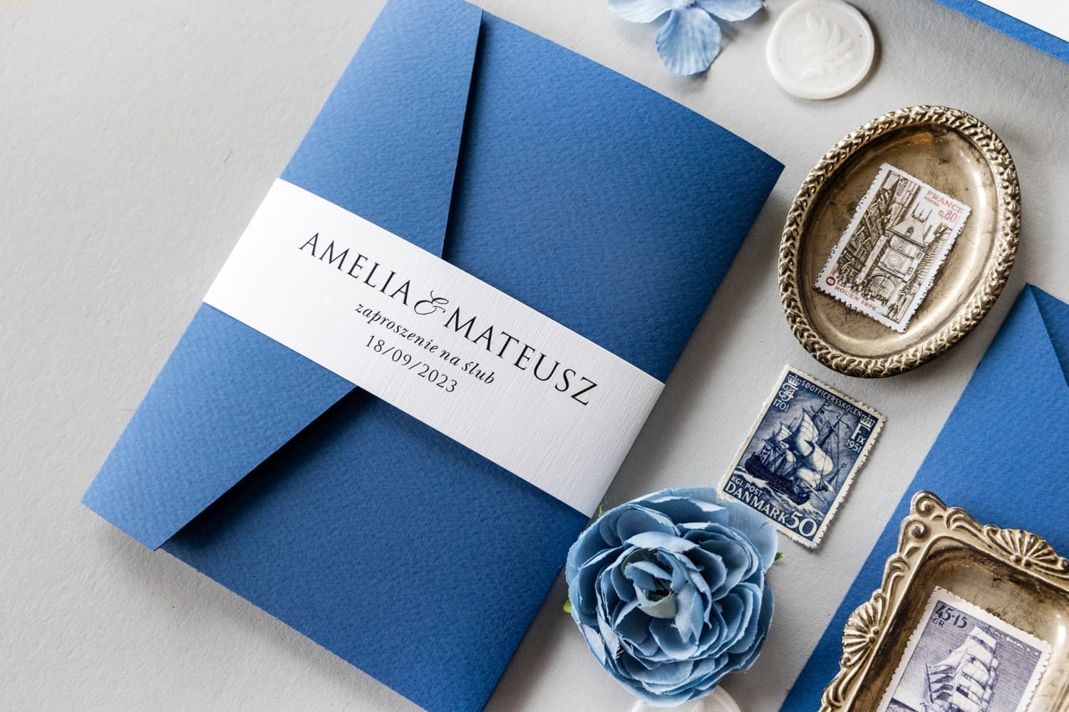 Inviti di nozze blu navy con fascetta bianca e nomi Amelia Wedding