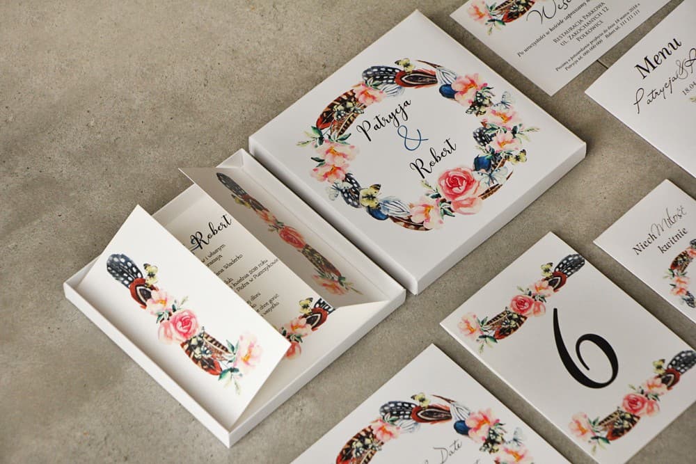 Inviti di nozze in scatola boho Pistacjowe nr 16 piume e rose Amelia Wedding