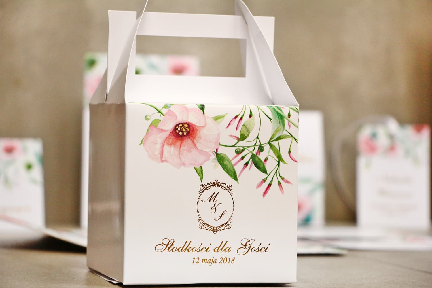 Kuchenbox zur Hochzeit mit Eustoma-Blüten | Personalisierte Verpackung mit Goldveredelung | Sorento Nr. 8