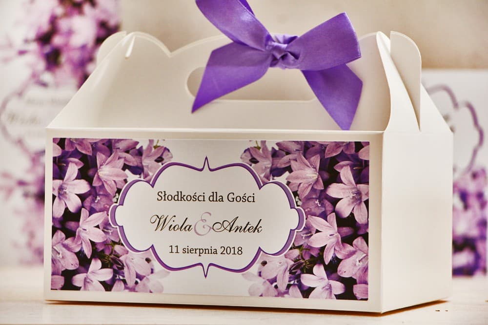 Rechteckige Kuchenbox mit violetten Blumen und Personalisierung | Hochzeitskuchen-Schachteln für Gäste | Kollektion Felicja Nr. 14