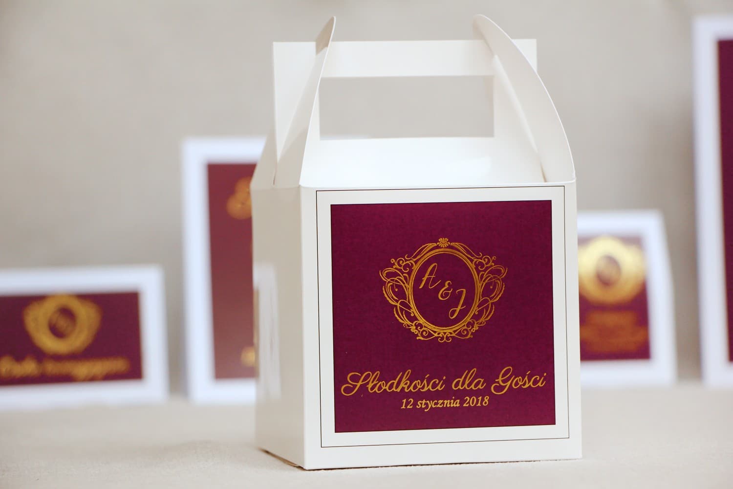 Elegante Kuchenschachtel in Weinrot mit Goldprägung | Personalisierte Tortenkartonagen für die Hochzeit | Sonata Nr. 6