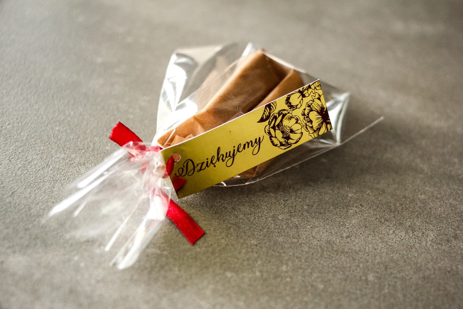 Kuhbonbons als Gastgeschenk mit goldenem Anhänger | Süße Hochzeitsbedankung | Brilant Nr. 4