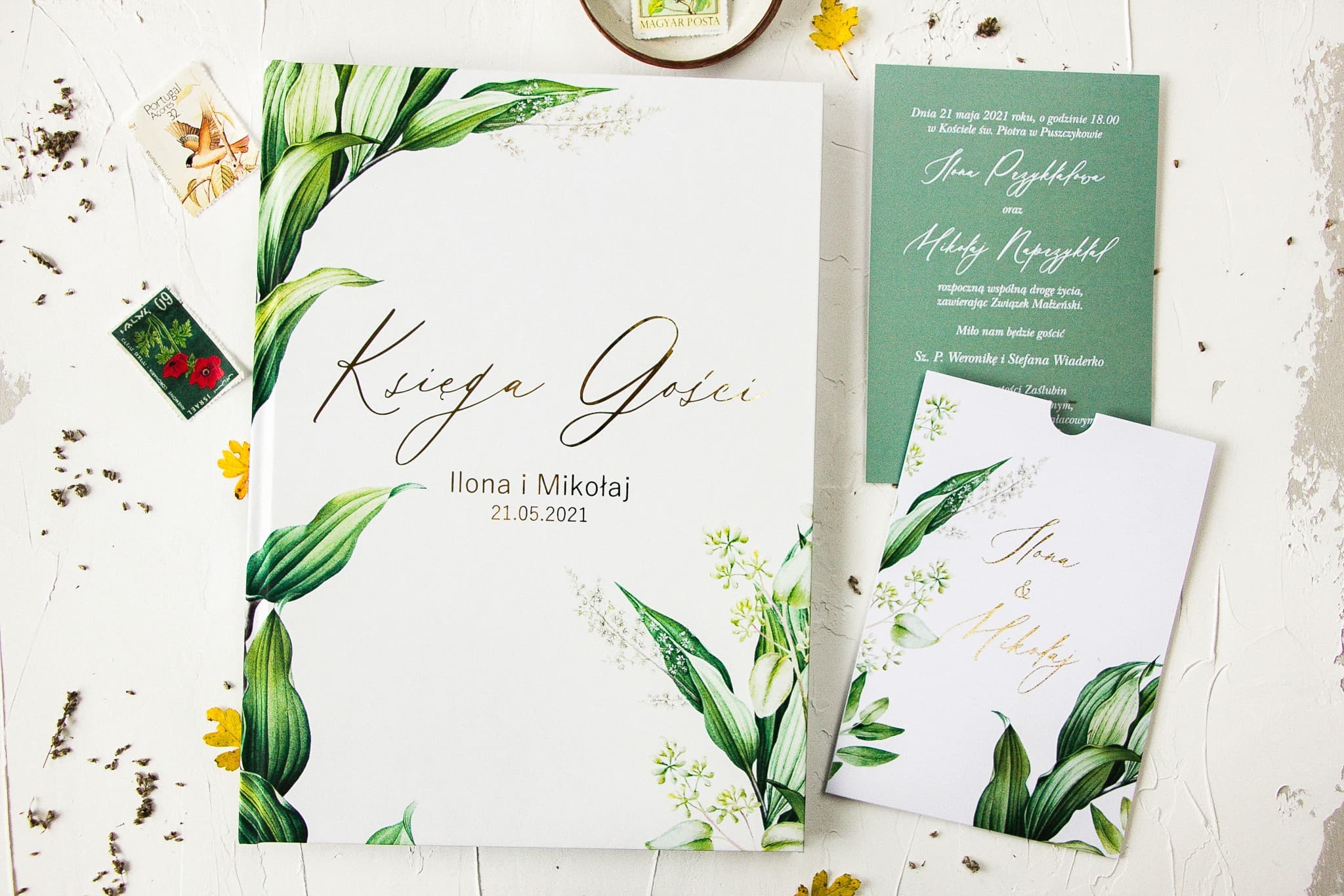 Libro de invitados de boda personalizado en blanco con bordes verdes e inscripción dorada Serenity Nº 1