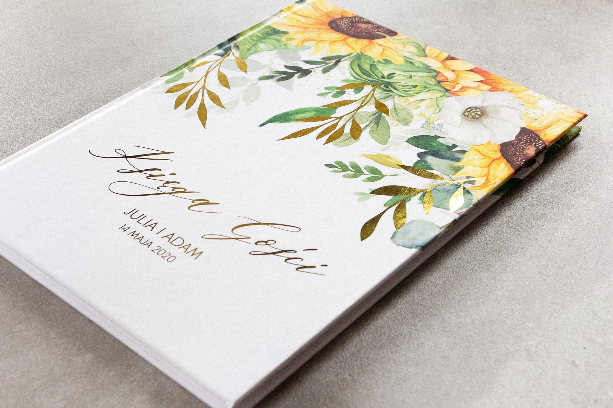 Detalle de libro de firmas de boda con girasoles y letras doradas