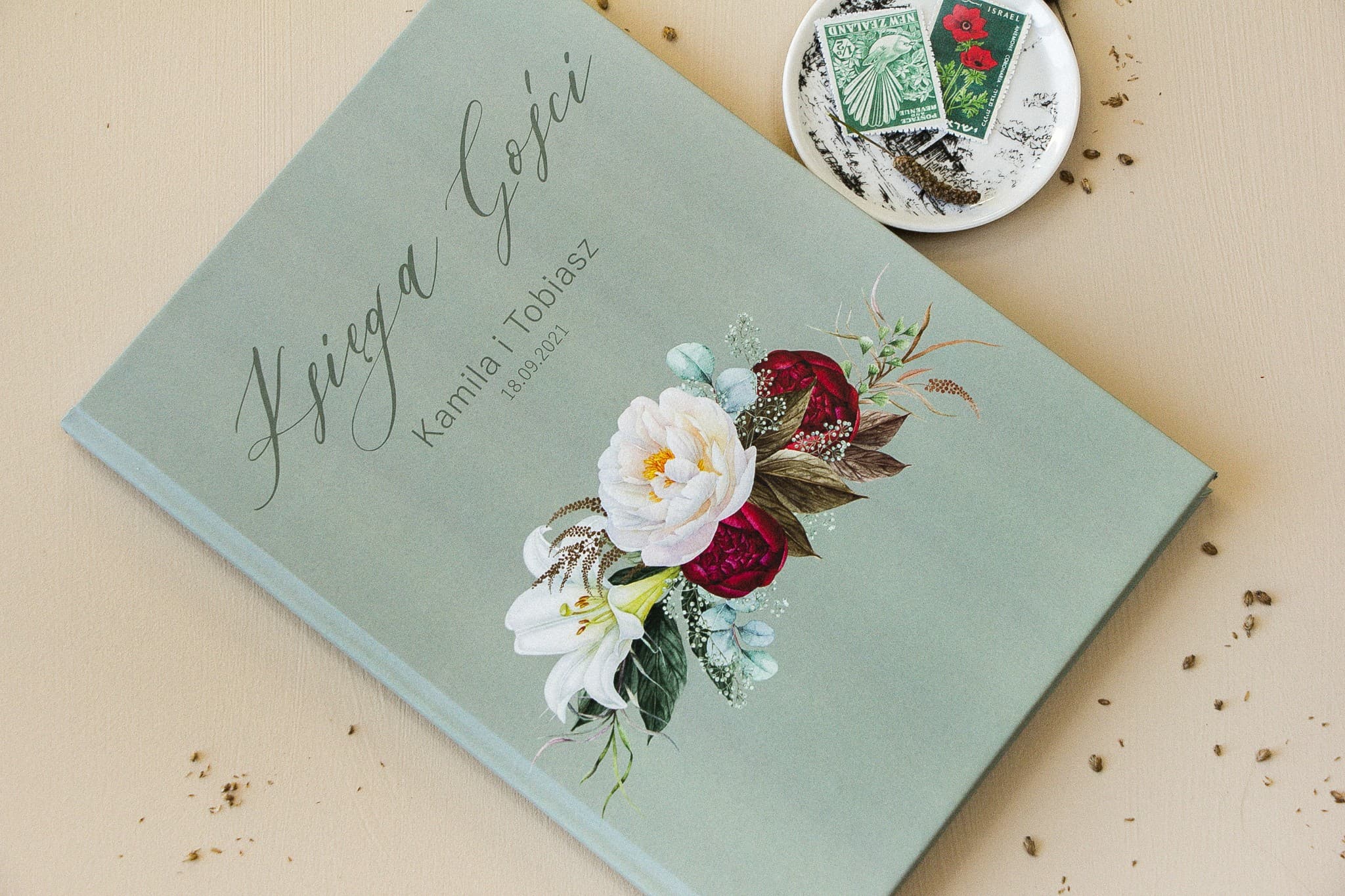 Detalle de la portada del libro de visitas con diseño de peonías