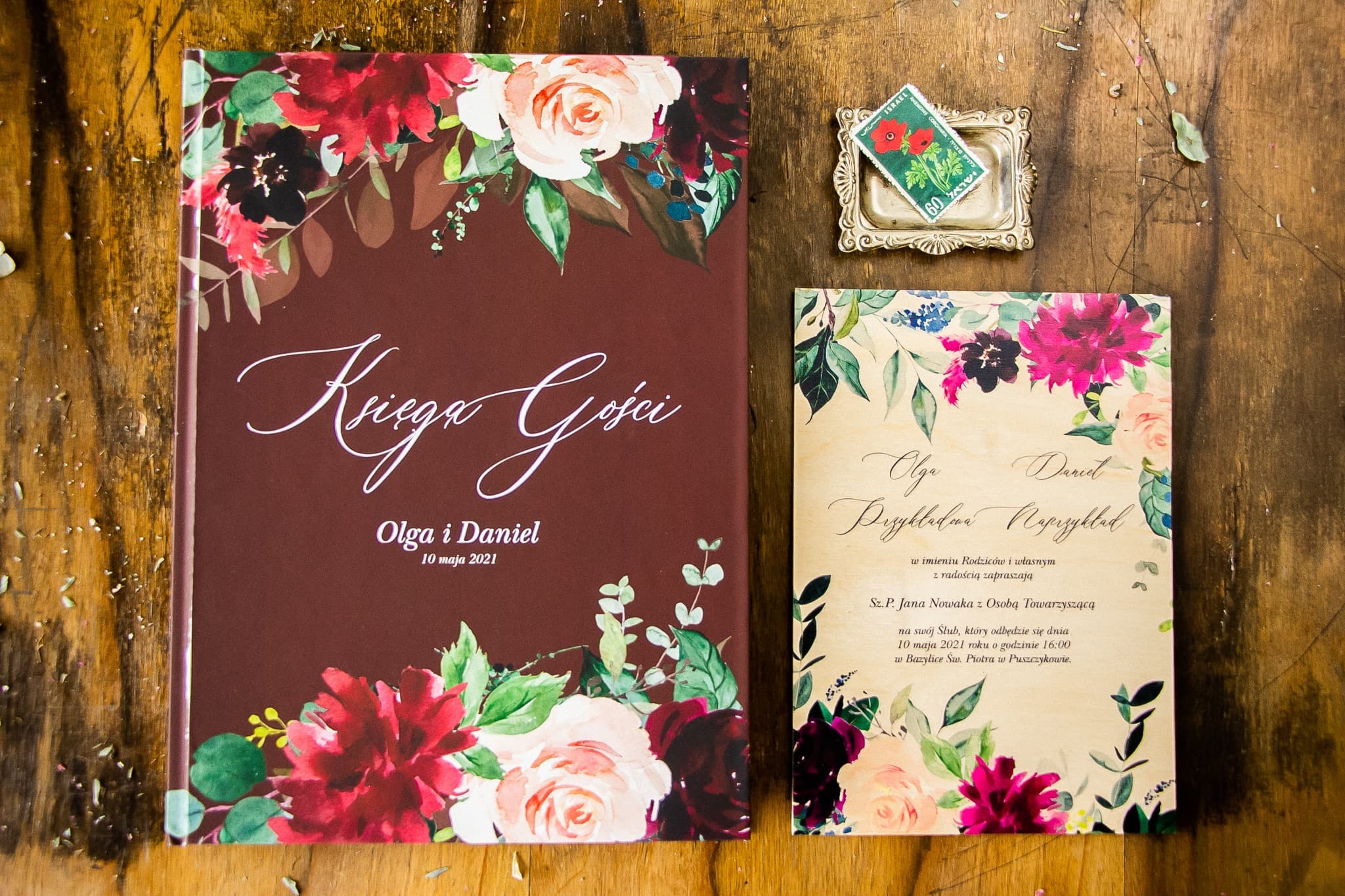Libro de celebraciones de boda personalizado con ilustraciones de rosas sobre fondo de madera | Topaz Nr 3