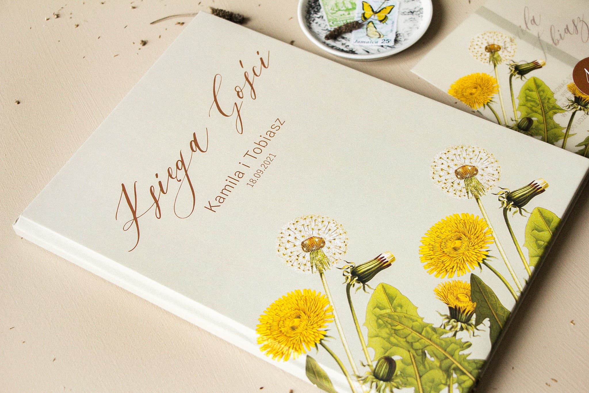 Libro ospiti beige con scritta elegante e fiori di soffione per matrimonio rustico - Opale n. 6