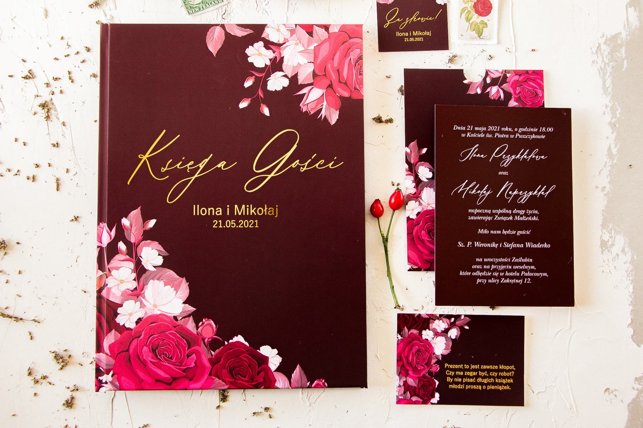 Elegante album nuziale con fiori su sfondo borgogna e dorature | Serenity Nr 2