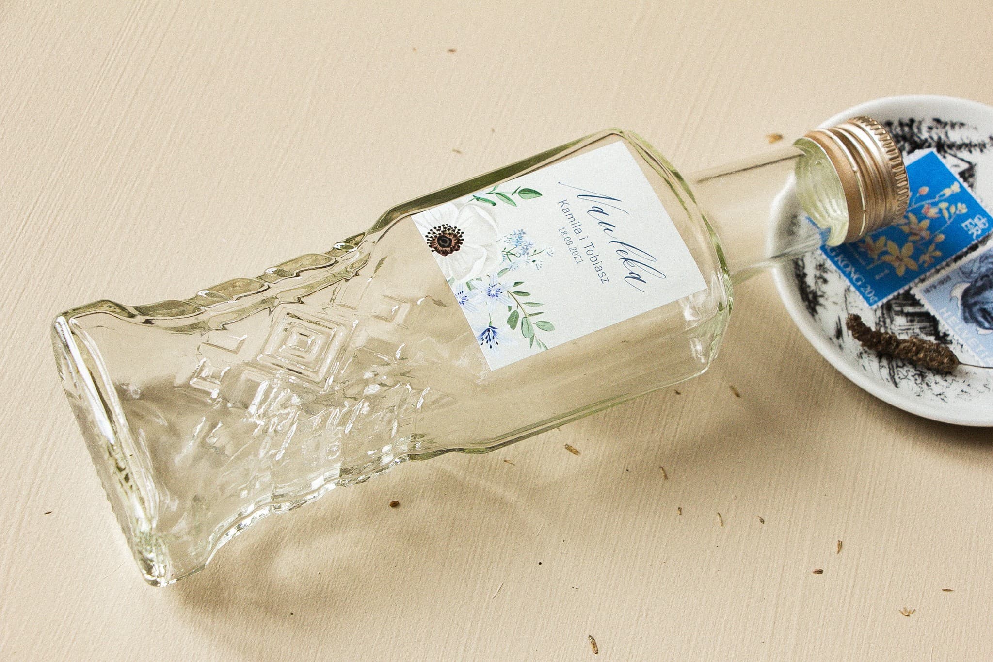 Gastgeschenke Glasflaschen für Likör mit weißen Anemonen Opal Nr. 7