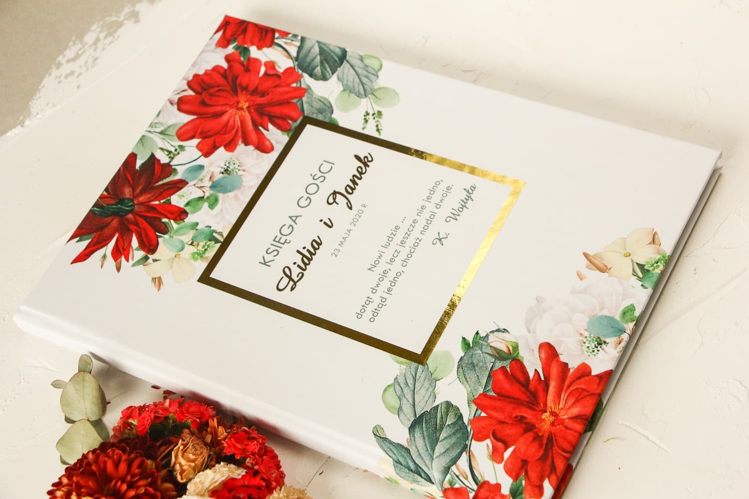 Livre d'or de mariage avec dorures et roses bordeaux et blanches