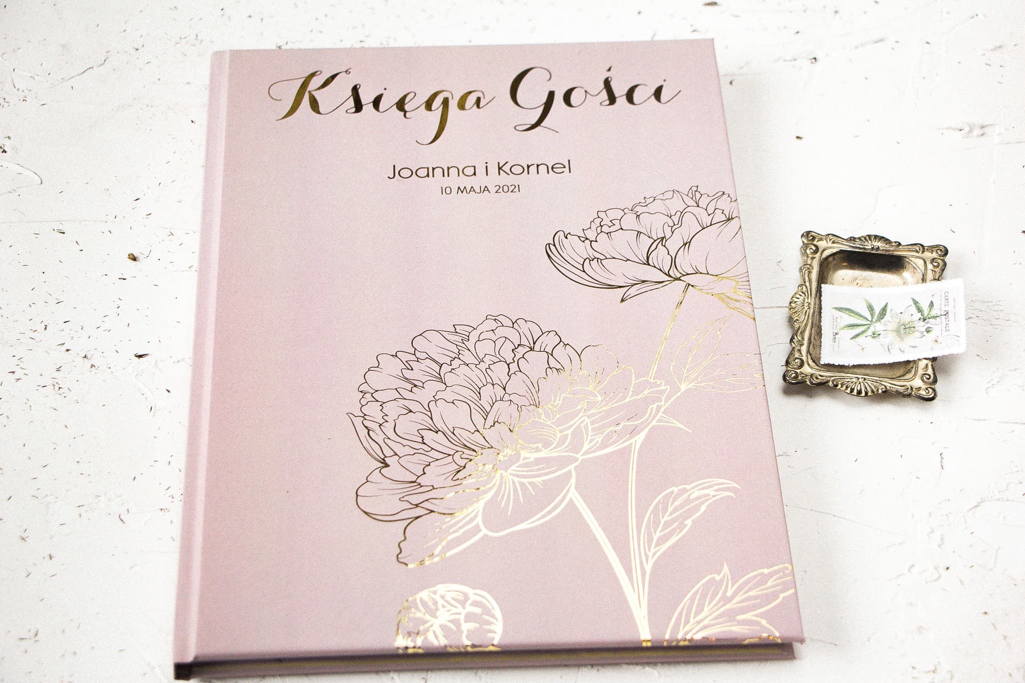 Livre d'or stylé avec fleurs blanches et dorures sur fond rose élégant - Pattern n° 4