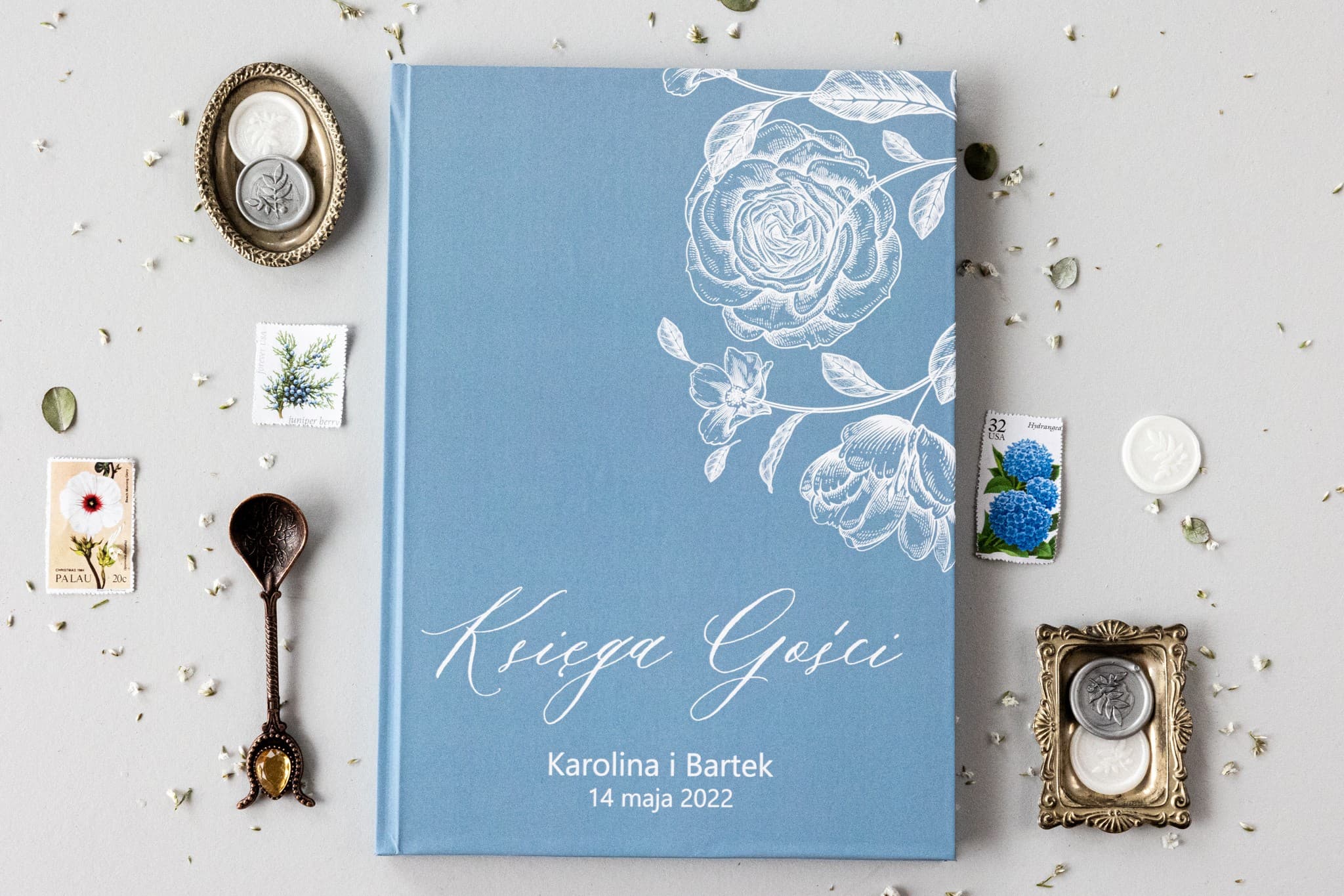 Détail de la couverture bleue du livre d'or de mariage