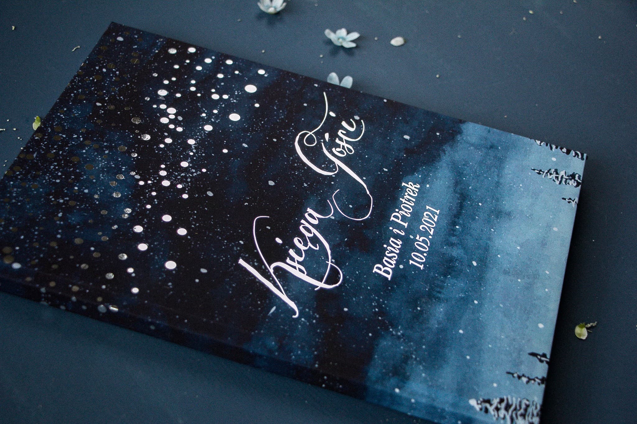 Livre d'or avec motif cosmos bleu et noir et dorures, souvenir de mariage idéal