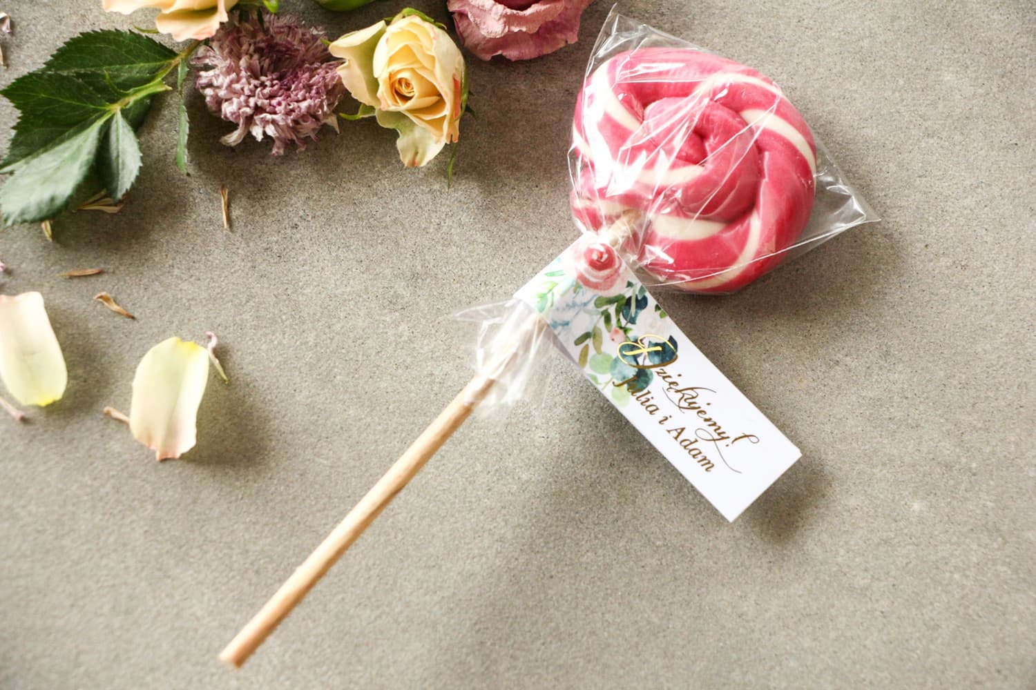 Wedding Favours Rubin No. 2 – Gold Foiled Lollipops with Peony