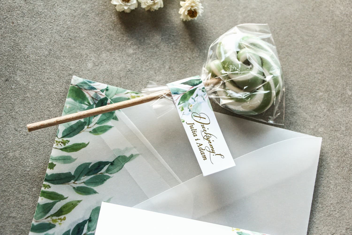 Sweet Wedding Favours Rubin No. 4 – Hand-tied Lollipops with Lily of the Valley