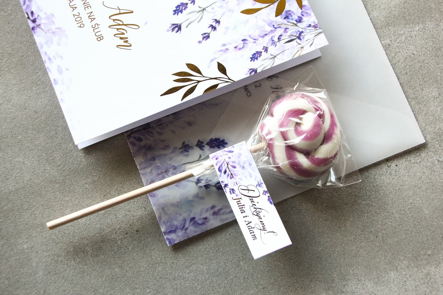 Wedding Favours Rubin No. 5 – Hand-tied Lollipops with Heather and Gilding